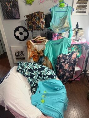 Bundle #8 - 7 Women's XL Items - Pics included
